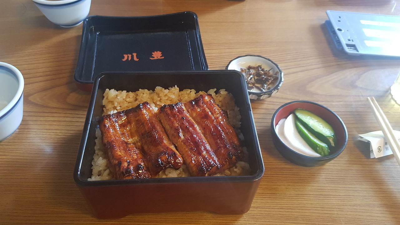 HIGH ANGLE VIEW OF FOOD IN PLATE ON TABLE