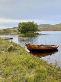 Fidhing boats on loch