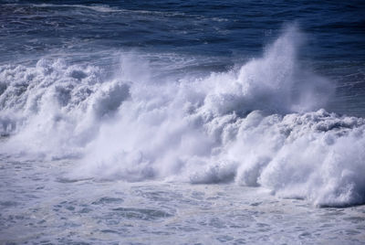 Waves splashing in sea