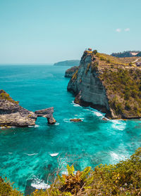 Near atuh beach, nusa penida island, bali, indonesia. ocean waves, cliffs, tropical plants