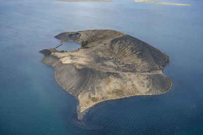 Aerial view sandey island in pingvallavatn lake in thingvellir n