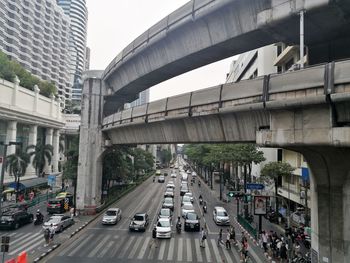 Traffic on highway in city