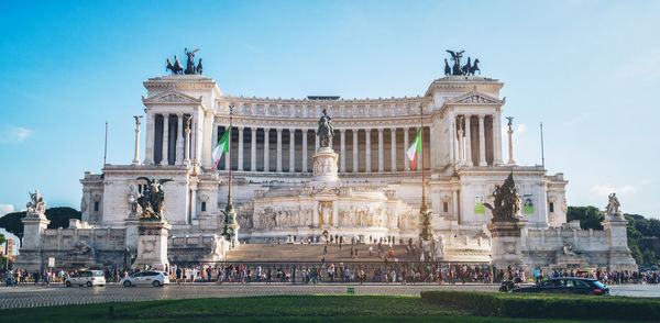 Statue of historical building against sky