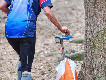 Runner just using checkpoint data controler on spike marked with white-orange flag.