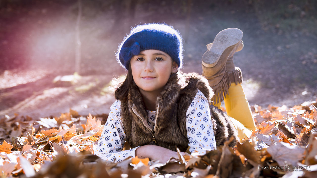 portrait, looking at camera, person, lifestyles, smiling, front view, leisure activity, casual clothing, happiness, standing, young adult, autumn, toothy smile, cheerful, young women, outdoors, enjoyment