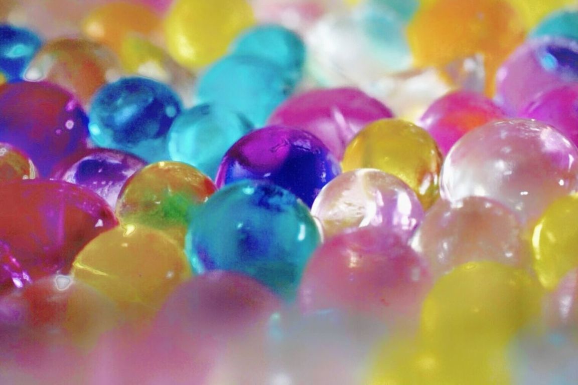 multi colored, large group of objects, selective focus, abundance, full frame, indoors, close-up, no people, still life, sphere, backgrounds, shiny, choice, variation, marbles, sweet food, candy, ball, sweet, shape, temptation