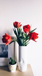 Close-up of red roses in vase on table