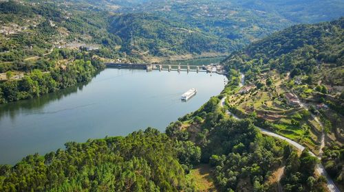 Crossing the carrapatelo dam