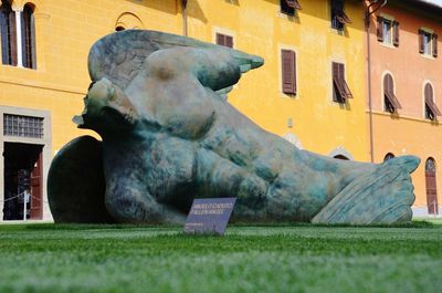 Statue of a horse in front of building