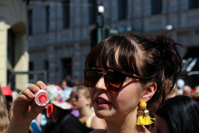 Portrait of woman with sunglasses in city