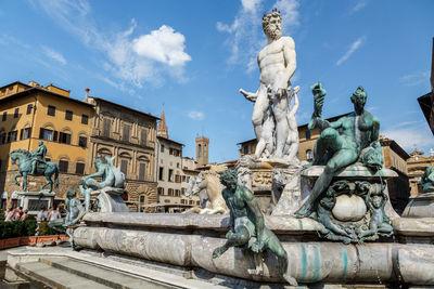  fountain of neptune in the piazza della signoria