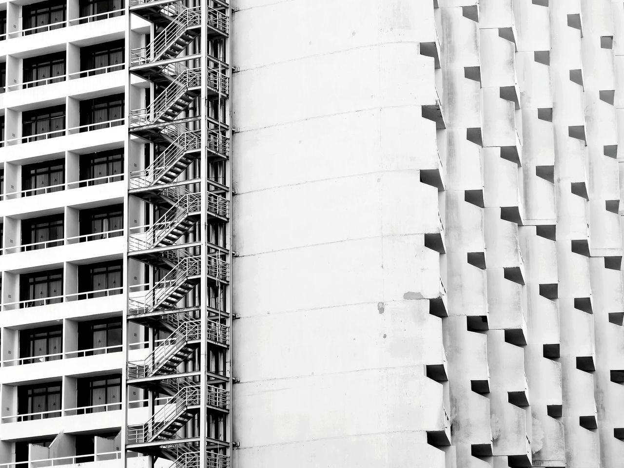 LOW ANGLE VIEW OF BUILDING IN CITY