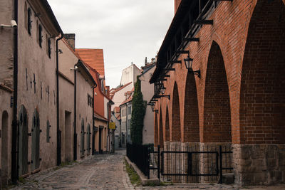 Narrow alley amidst buildings in city