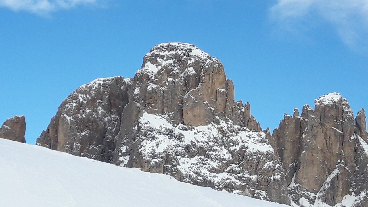 LOW ANGLE VIEW OF SNOWCAPPED MOUNTAINS AGAINST CLEAR BLUE SKY