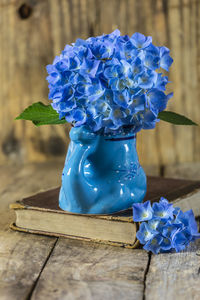 Close-up of purple flower in vase on table