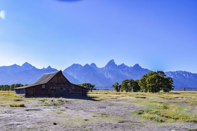 Ta moulton barn in bright sun