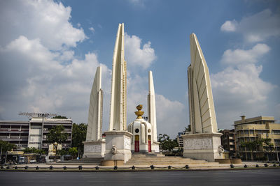 Statue against sky