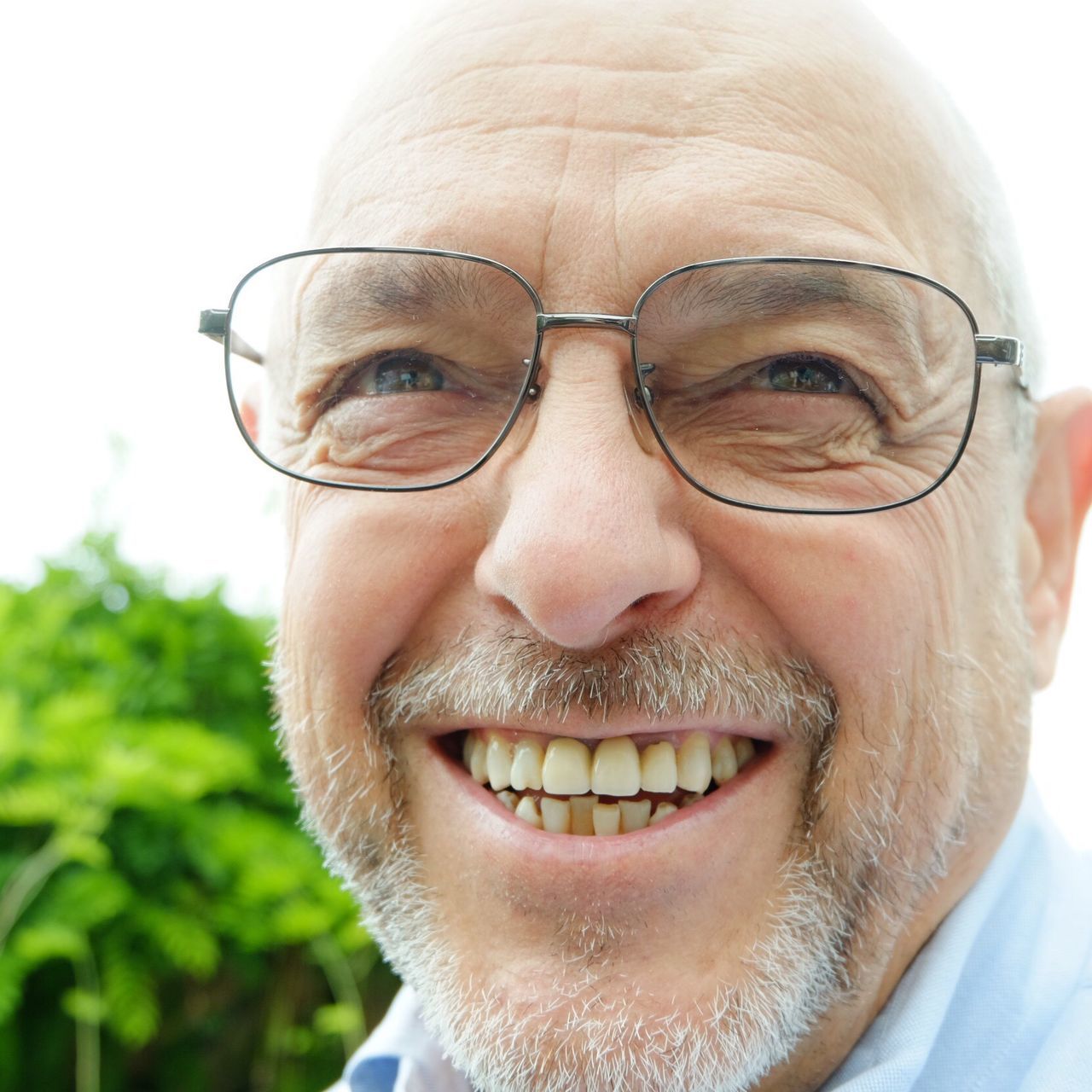 portrait, looking at camera, headshot, person, close-up, front view, young adult, human face, lifestyles, smiling, leisure activity, sunglasses, head and shoulders, focus on foreground, young men, happiness, mid adult, mid adult men