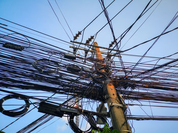 Low angle view of electricity cable against sky