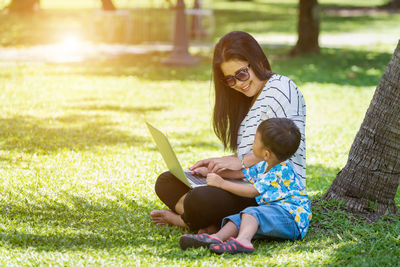 Mom is teaching children using a notebook.