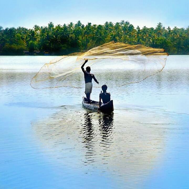 water, leisure activity, lifestyles, waterfront, full length, tree, lake, men, reflection, young adult, nature, tranquility, vacations, tranquil scene, rippled, beauty in nature, transportation, river