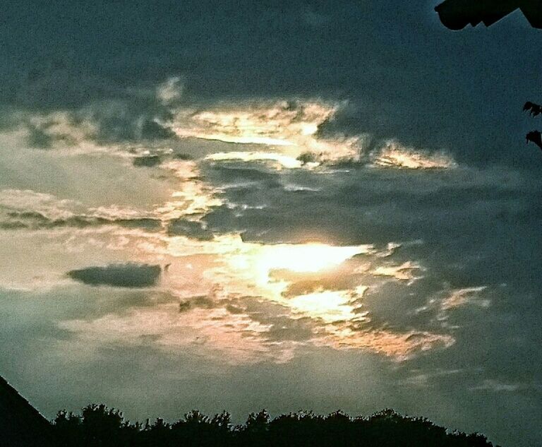 sky, cloud - sky, scenics, beauty in nature, tranquility, tranquil scene, silhouette, cloudy, low angle view, nature, sunset, cloud, sunbeam, sun, idyllic, sunlight, cloudscape, dramatic sky, outdoors, weather