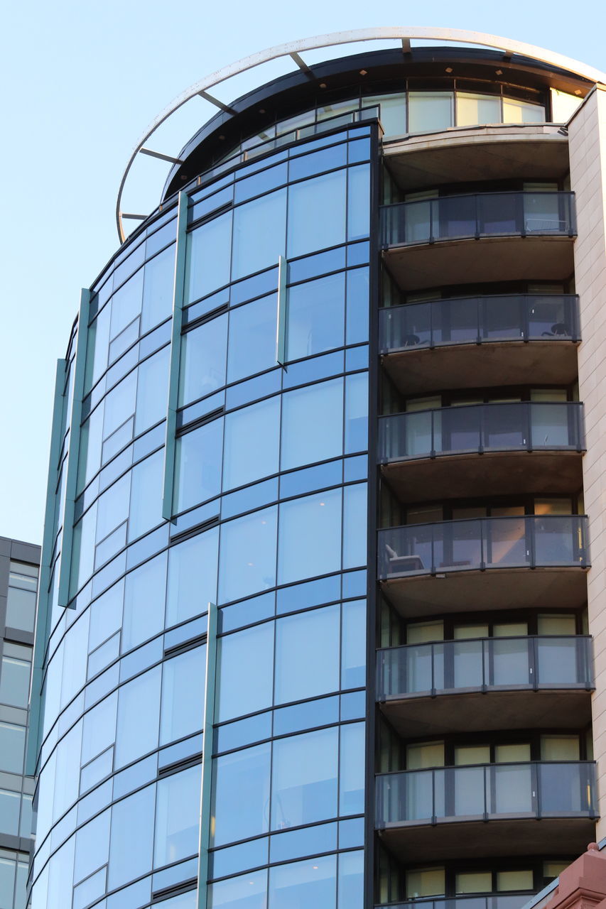 LOW ANGLE VIEW OF MODERN BUILDING AGAINST CLEAR SKY