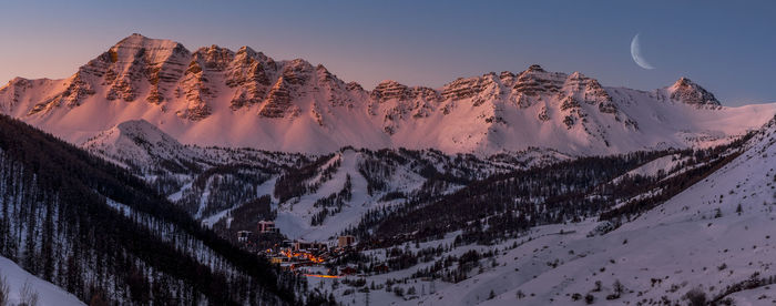 Daybreak on vars resort and the summit of eyssina - lever de jour sur vars et le sommet de l'eyssina