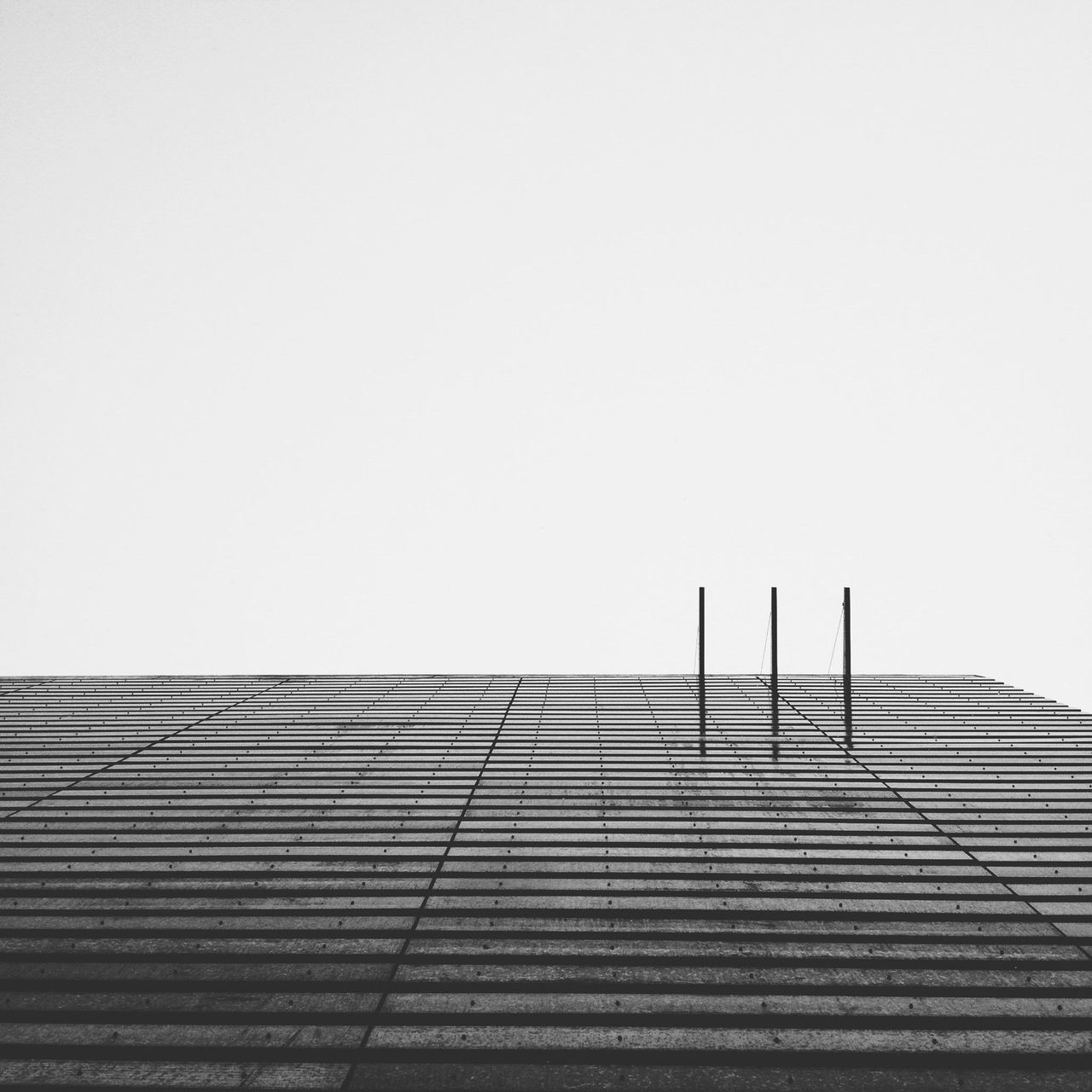 architecture, built structure, building exterior, low angle view, clear sky, copy space, building, city, modern, high section, outdoors, day, no people, office building, sky, residential structure, tall - high, residential building, window, pattern