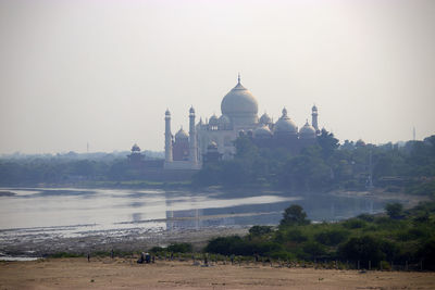 Taj mahal from across city