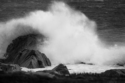 Waves breaking on rocks