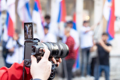 Photographing or filming crowd of people with a digital camera