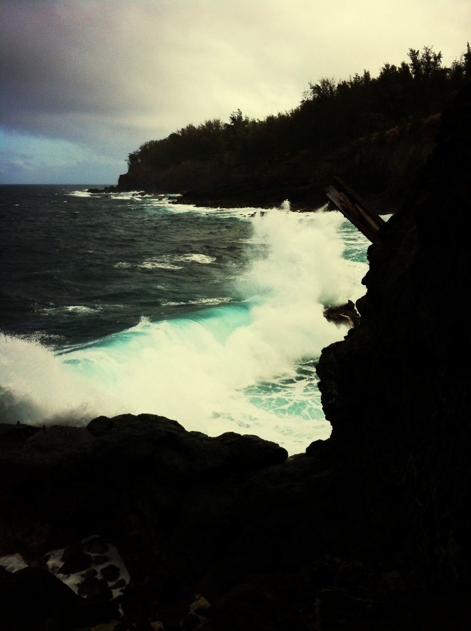 water, sea, sky, scenics, beauty in nature, horizon over water, tranquil scene, nature, tranquility, cloud - sky, rock - object, wave, rock formation, idyllic, coastline, surf, cliff, shore, cloud, cloudy