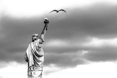 Statue of bird against sky