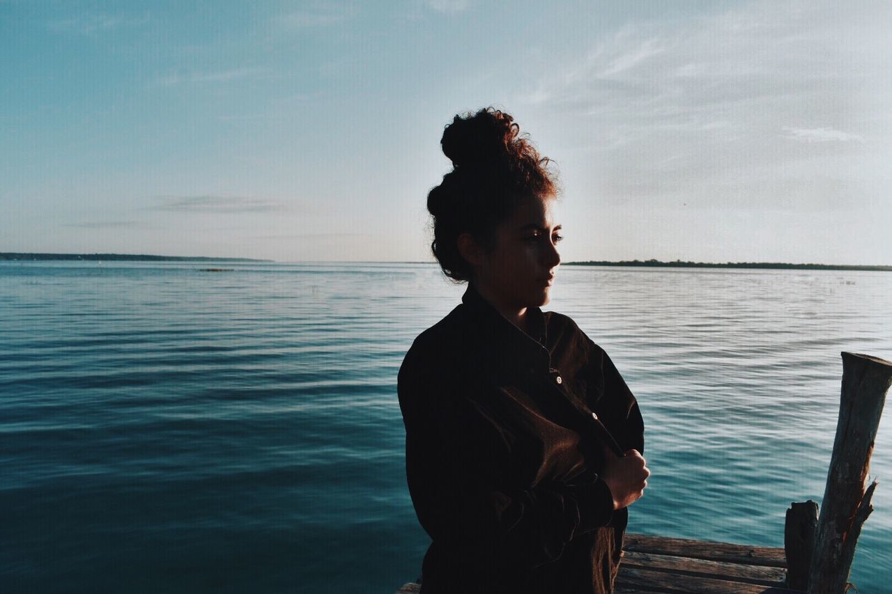 sea, water, one person, real people, standing, horizon over water, leisure activity, sky, nature, lifestyles, young adult, outdoors, side view, scenics, day, cloud - sky, young men, beauty in nature