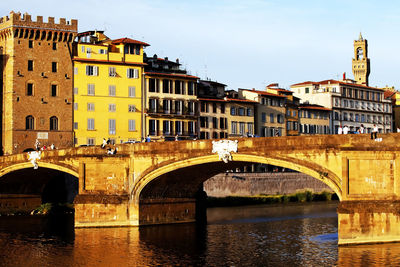 Ponte santa trinita over arno river in tuscany against sky