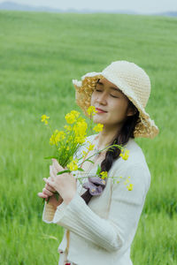 Portrait of young woman holding flowers