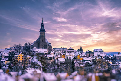 Blick auf eine schneebedeckte kleinstadt im erzgebirge 