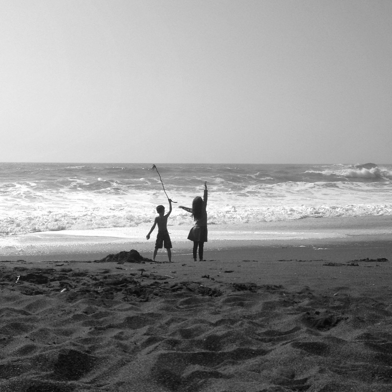 sea, horizon over water, beach, water, leisure activity, shore, lifestyles, full length, clear sky, vacations, rear view, men, sand, copy space, togetherness, wave, childhood, scenics