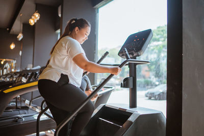 Low section of man exercising in gym