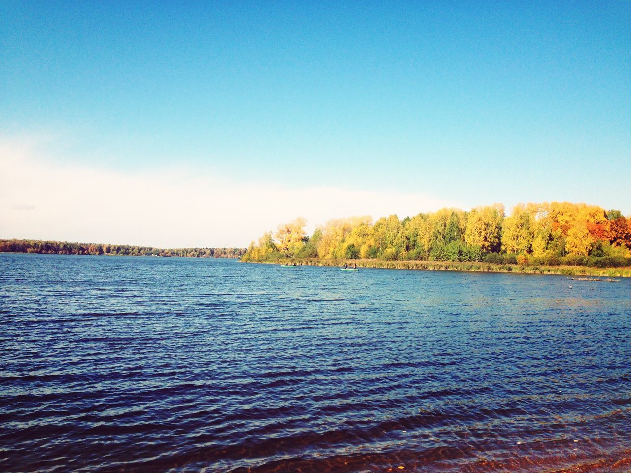 tranquil scene, water, tranquility, blue, scenics, beauty in nature, sky, tree, nature, idyllic, sea, waterfront, lake, horizon over water, copy space, calm, outdoors, reflection, rippled, landscape