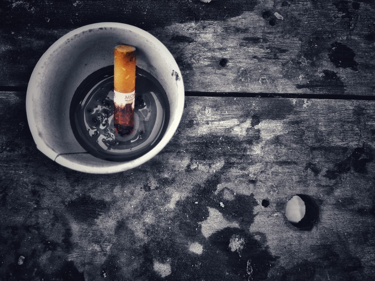 DIRECTLY ABOVE SHOT OF CIGARETTE SMOKING ON TABLE