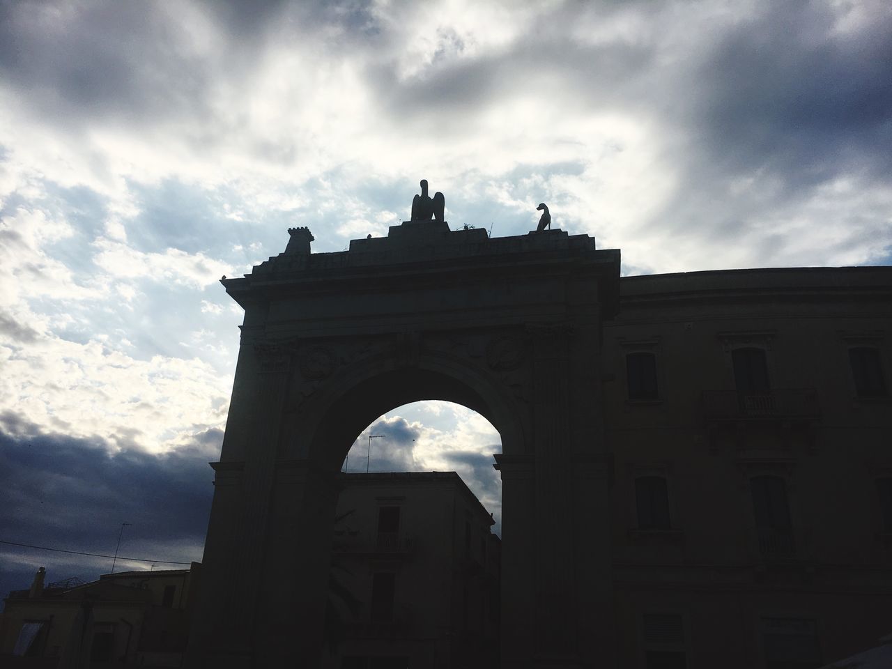 LOW ANGLE VIEW OF SILHOUETTE HISTORIC BUILDING AGAINST SKY