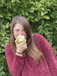 Woman eating apple 