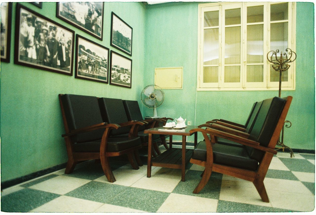 EMPTY CHAIRS AND TABLE IN ROOM