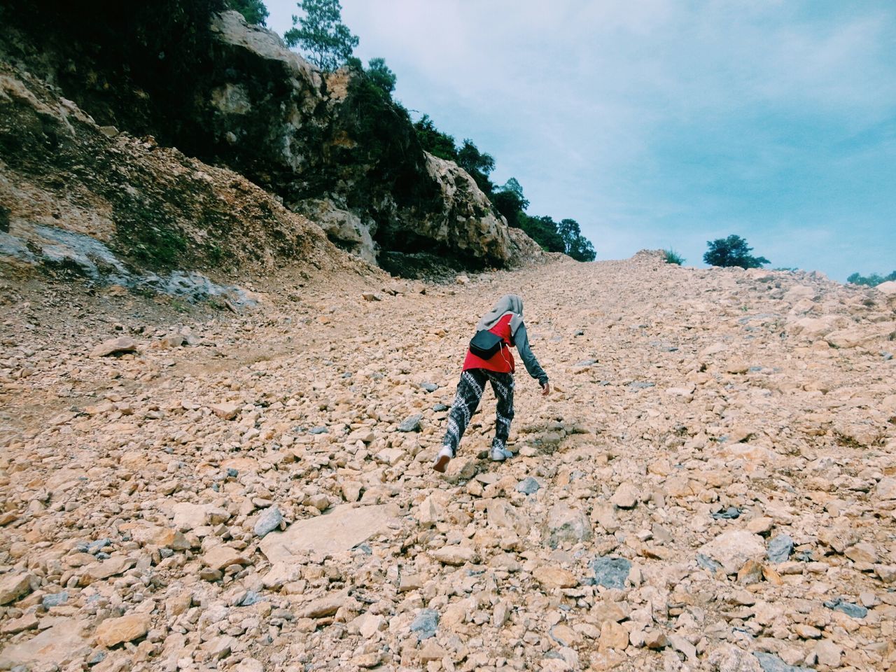 full length, lifestyles, leisure activity, sky, rear view, rock - object, casual clothing, walking, men, rock formation, nature, person, tranquility, landscape, adventure, tranquil scene, beauty in nature, standing