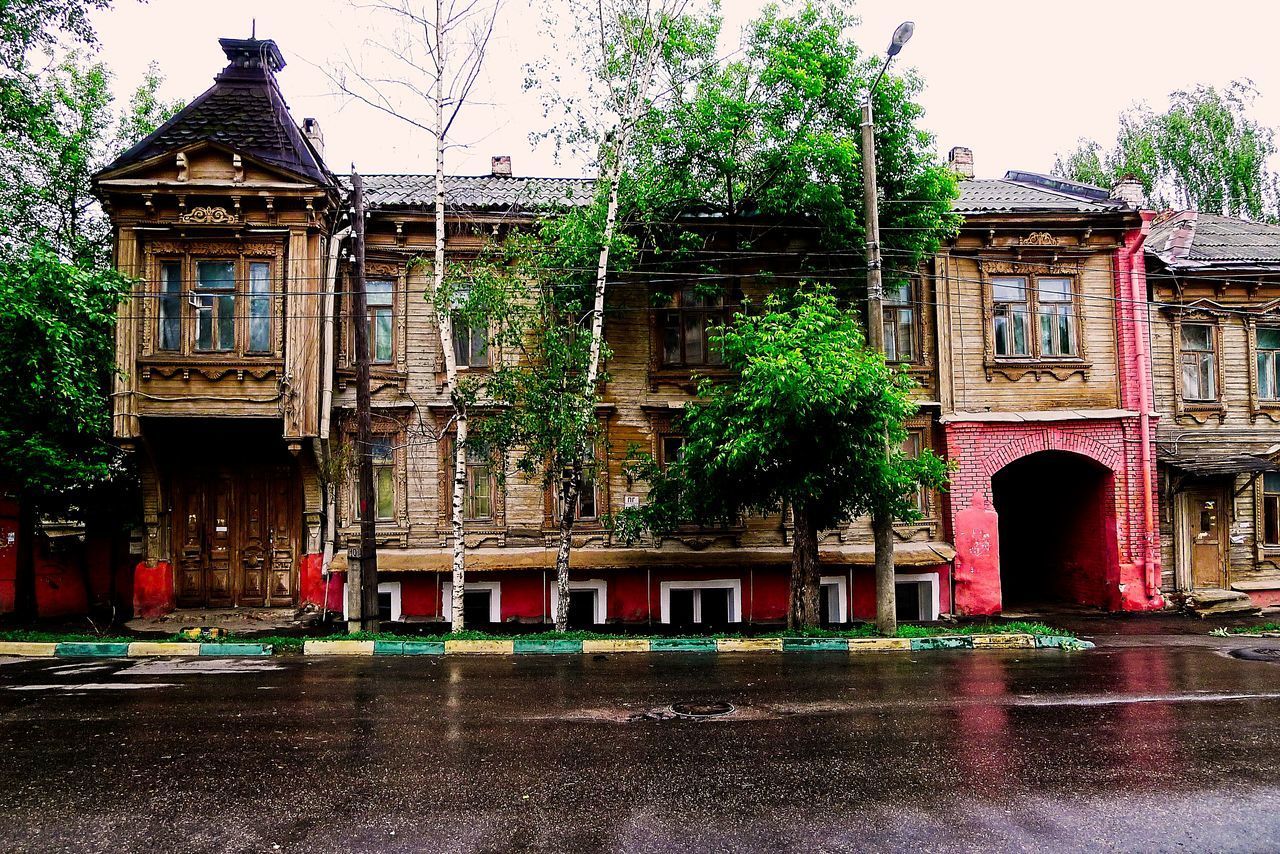 OLD BUILDING BY STREET AGAINST SKY