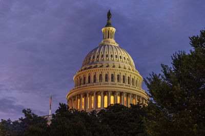 United states capitol building in washington dc at blue hour