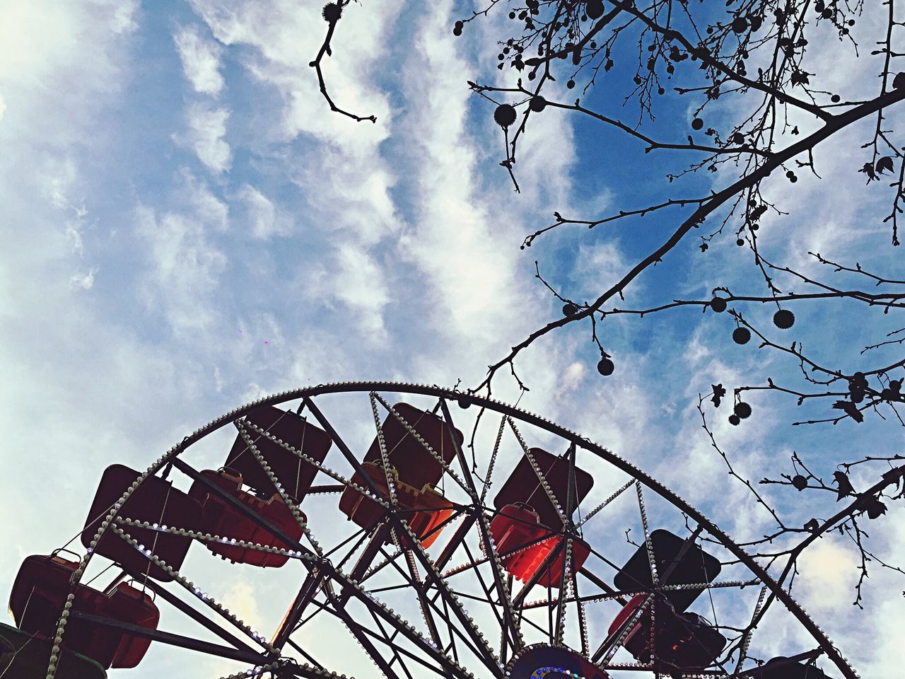 LOW ANGLE VIEW OF FERRIS WHEEL AGAINST CLOUDY SKY