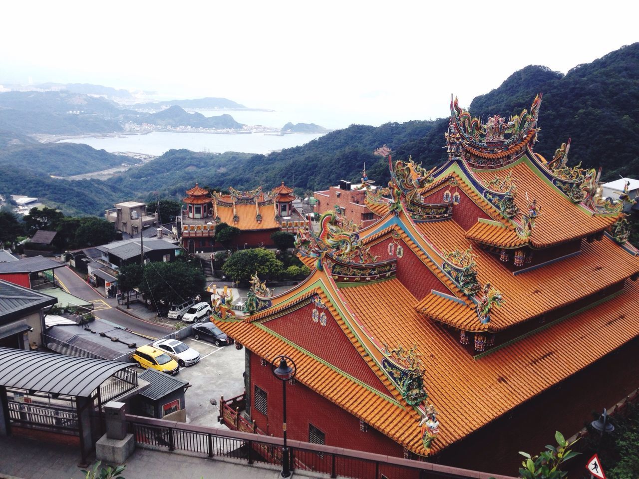 building exterior, architecture, built structure, mountain, roof, high angle view, house, mountain range, residential structure, residential district, residential building, town, townscape, clear sky, crowded, sky, roof tile, day, outdoors, rooftop